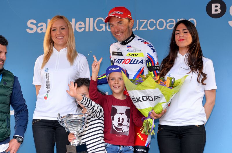 Joaquim Rodr&iacute;guez with his kids on the podium