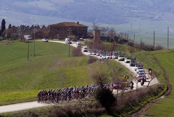 Gruppo compatto for the Montepaschi peloton.