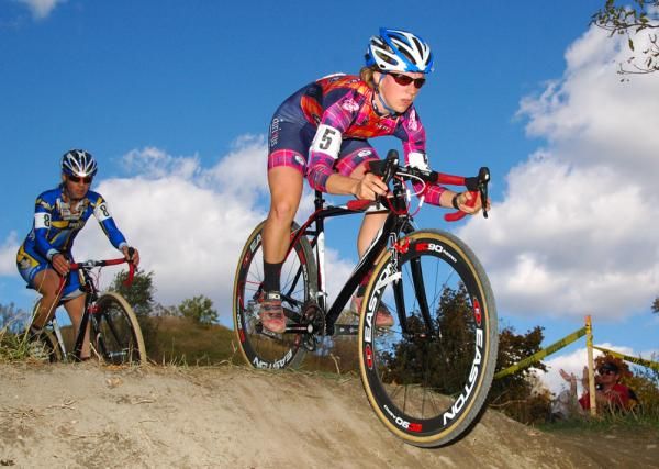 Katy Curtis (Cmc/Bow Cycle) and Pepper Harlton (Juventus) over the edge.
