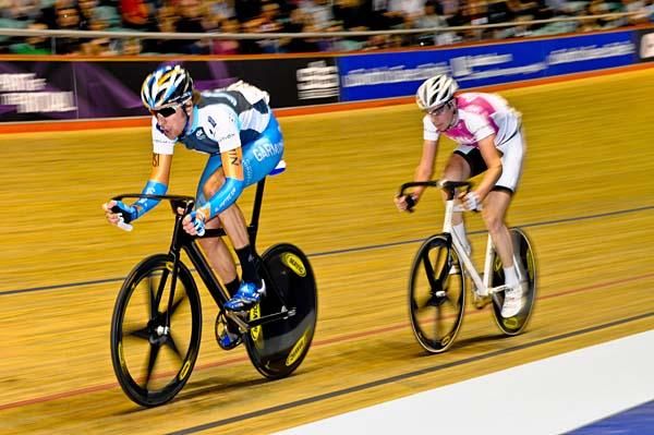 Bradley Wiggins pushes hard in the points race.