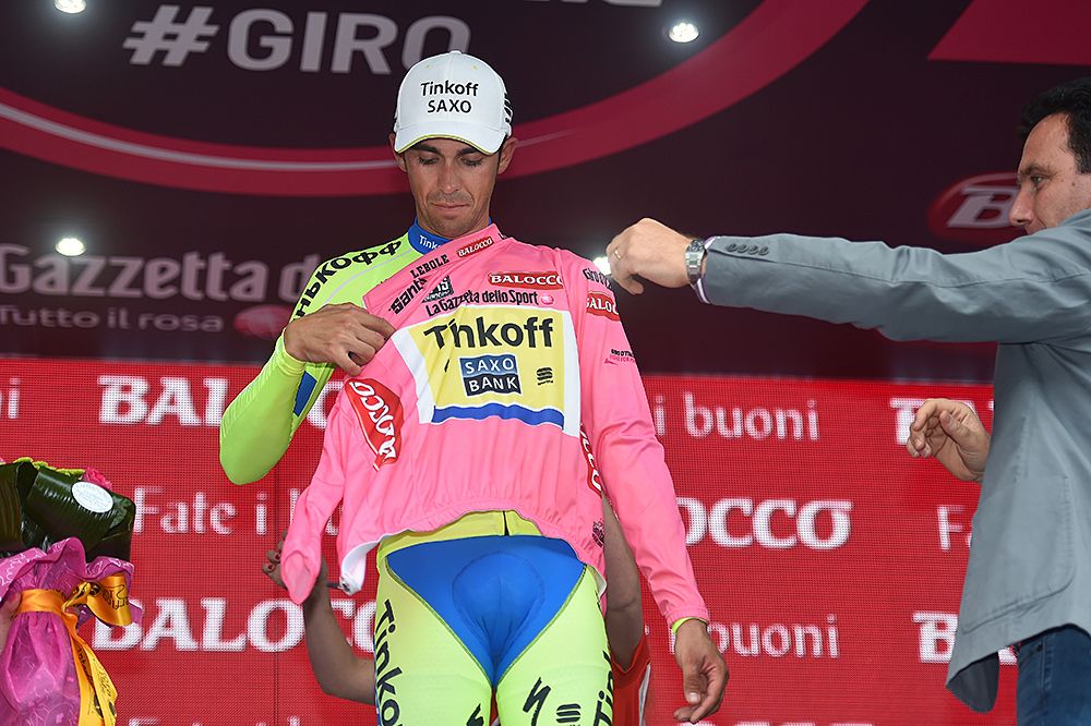 Alberto Contador (Tinkoff-Saxo) carefully puts on the pink jersey around his shoulder injury