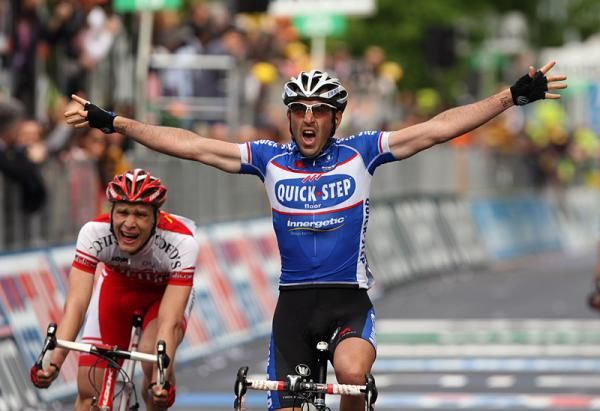 The thrill of victory for Jerome Pineau (Quick Step) and the agony of defeat for runner-up Julien Fouchard (Cofidis).