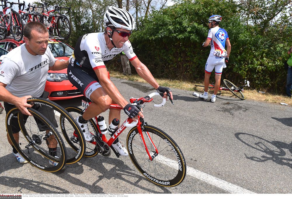 Stijn Devolder takes off after crashing.