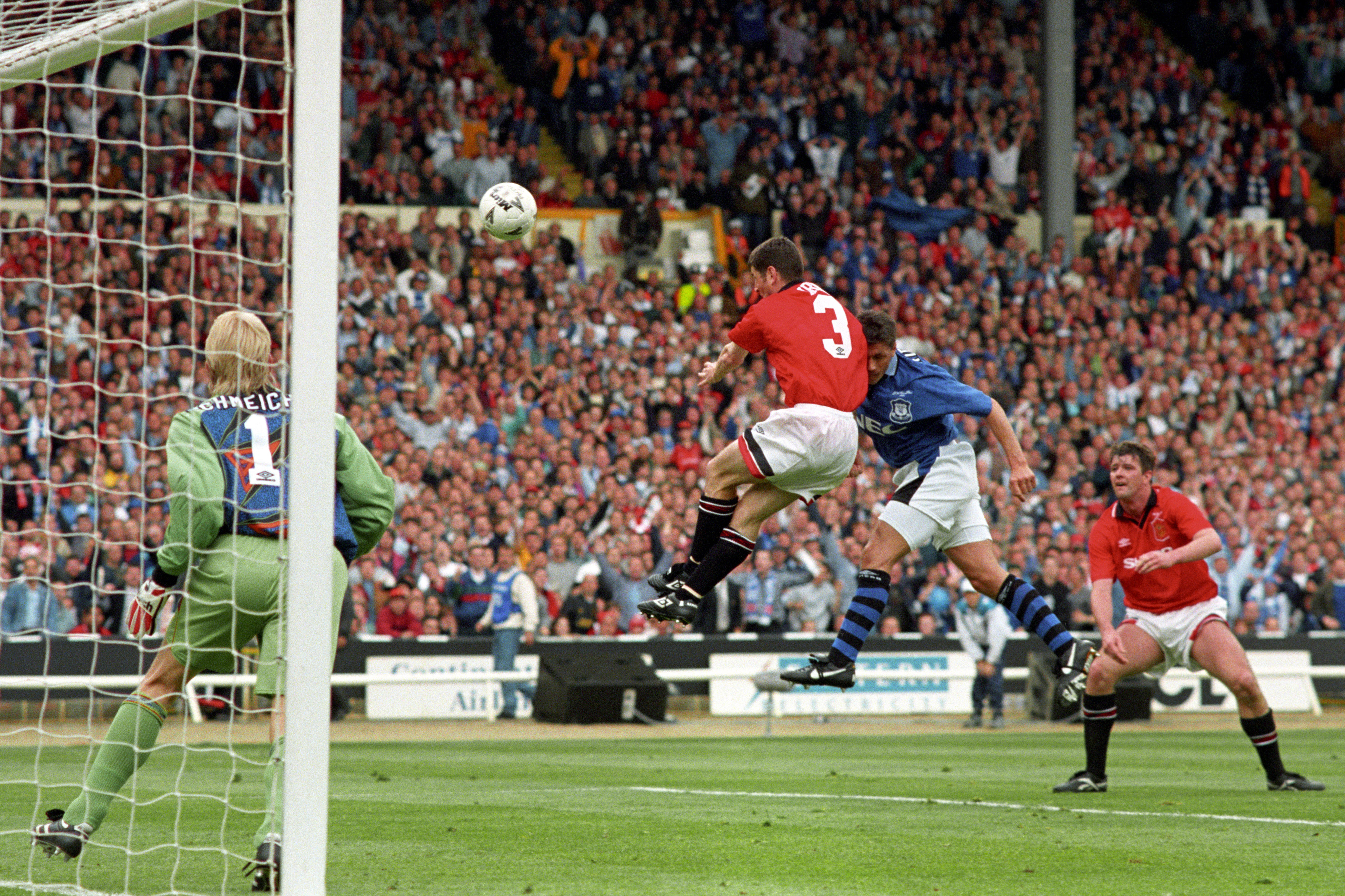 Paul Rideout scores Everton's winning goal, a header, against Manchester United in the 1995 FA Cup final