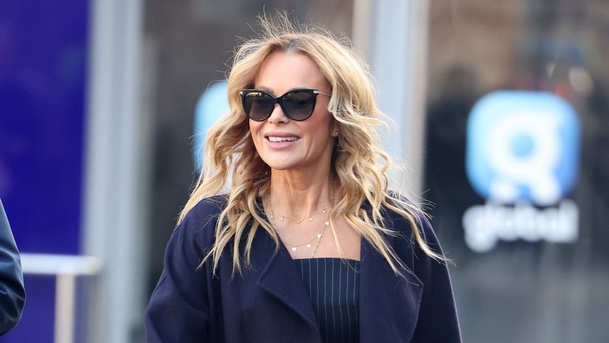 Amanda Holden sort une feuille du livre de Kate Middleton alors qu'elle sort dans des fines rayures et des accessoires de marine intemporels