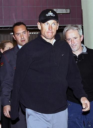 Lance Armstrong with his right arm in a sling