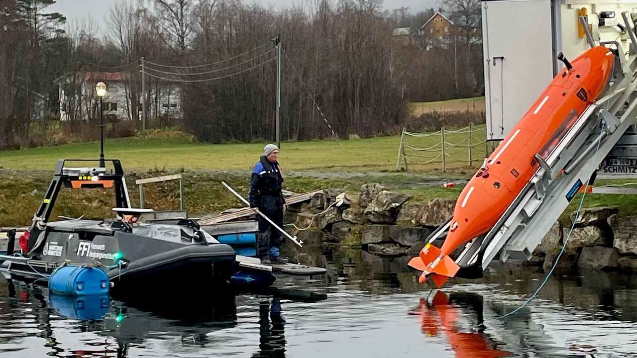 The mapping project is led by the Norwegian Defense Research Establishment in collaboration with NTNU; it uses an autonomous underwater vehicle equipped with sonar to image the lake floor.