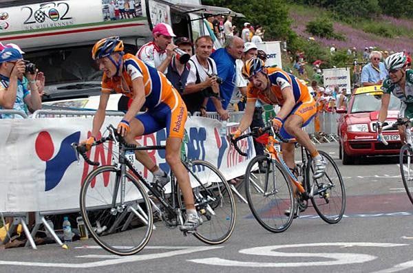 Michael Rasmussen (Rabobank) leads Denis Menchov