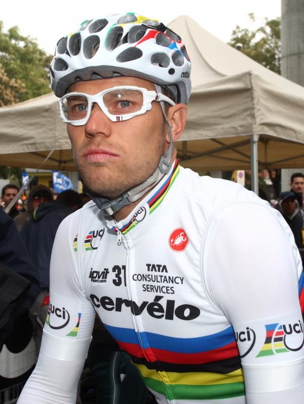 Thor Hushovd (Cervelo) resplendent in the rainbow jersey.