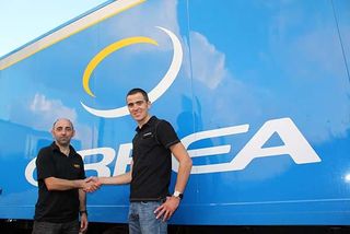 Orbea Team Manager Ixio Barandiarán and Julien Absalon shake hands upon the renewal of Absalon's contract for three more years.