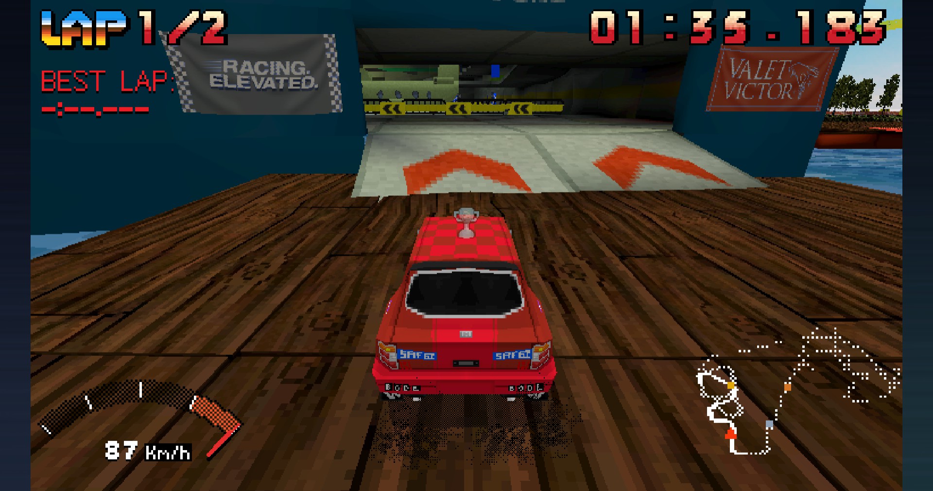 Parking Garage Rally Circuit — это тщательно продуманный кадр дрифта, графики эпохи PS1 и музыки ска, бьющей прямо в жилы.