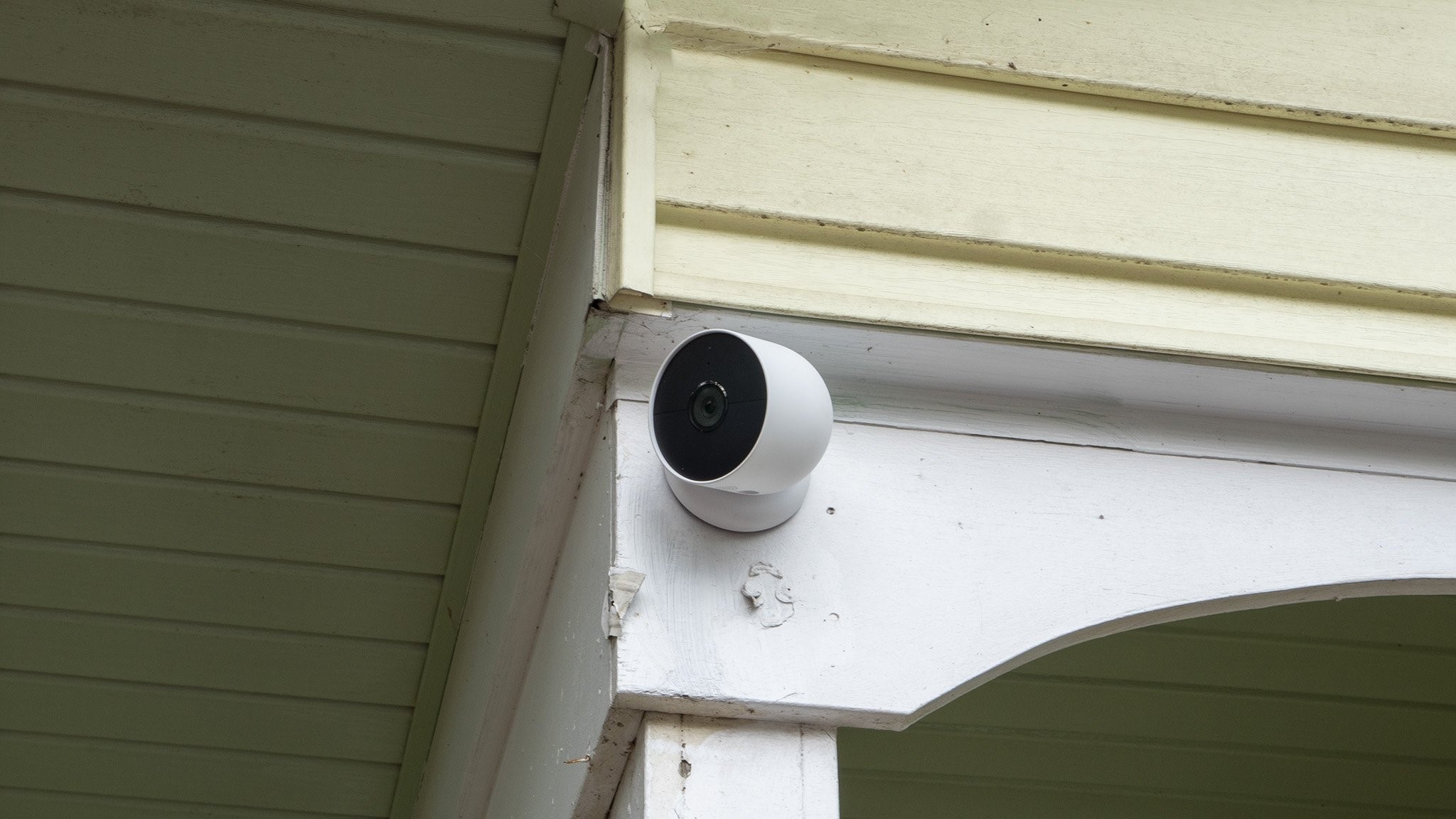 Bateria da Google Nest Cam montada no exterior