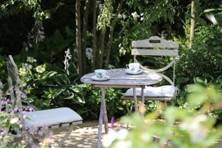 shade garden ideas: bistro set