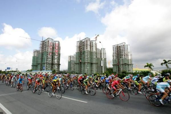 The peloton leave the bustling tourist city of Sanya.
