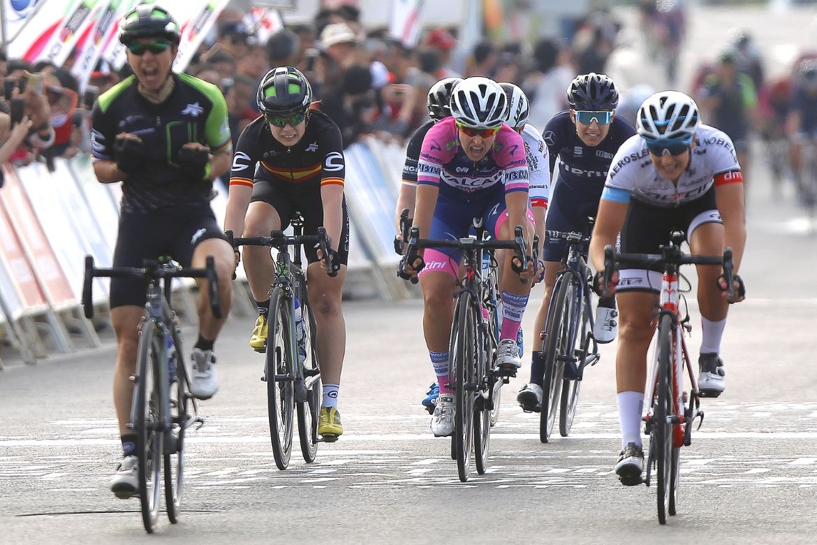 Silvia Persico (Valcar PBM) sprints behind winner Giorgia Bronzini