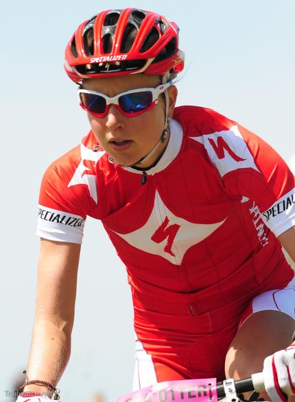 Lene Byberg (Specialized) descending