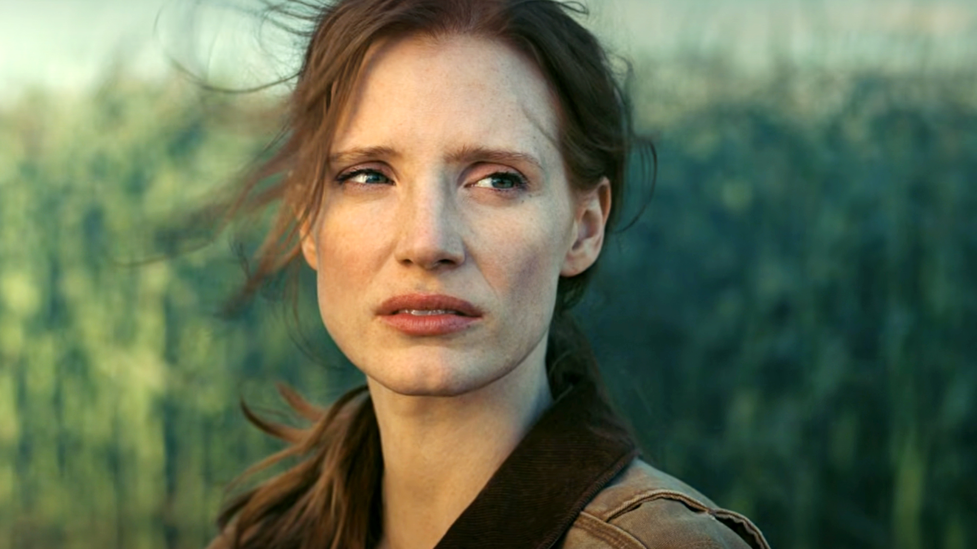 Jessica Chastain near a cornfield looking to the right in Interstellar (2014).