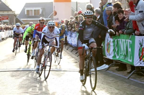 An overjoyed Chloe Hosking (Specialized - lululemon) celebrates beating Giorgia Bronzini (Diadora-Pasta Zara) and Marianne Vos (Rabo Women)