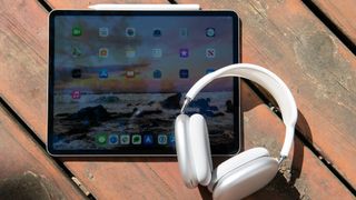 iPad Pro 2021 and AirPods Max