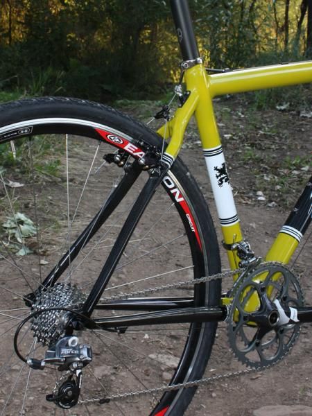 The Hakkalugi uses medium-sized stays that are neither ultra-stiff nor marshmallow-comfy.