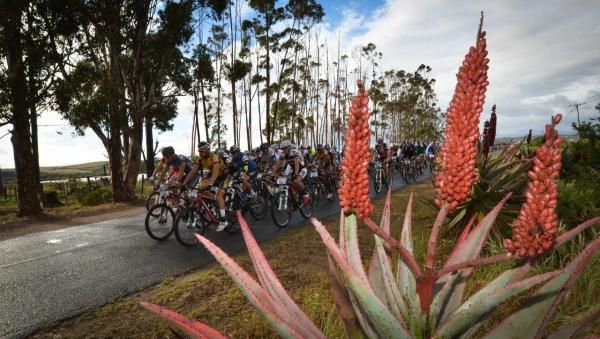 The bunch just after the start in Riversdale