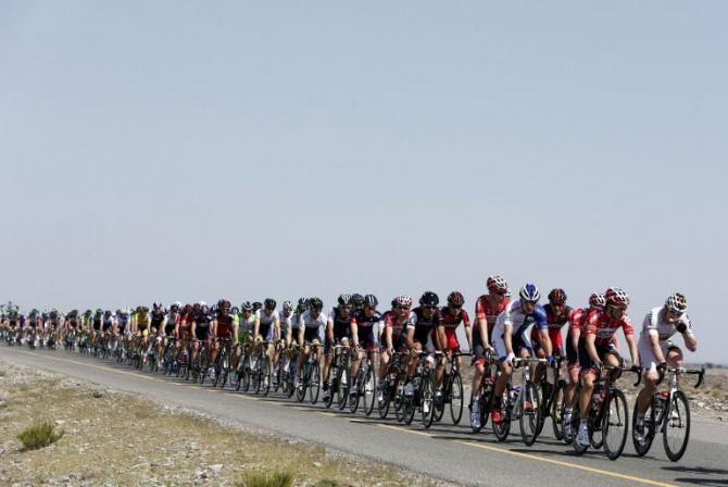 The peloton roll through on stage 1 at the Tour of Oman