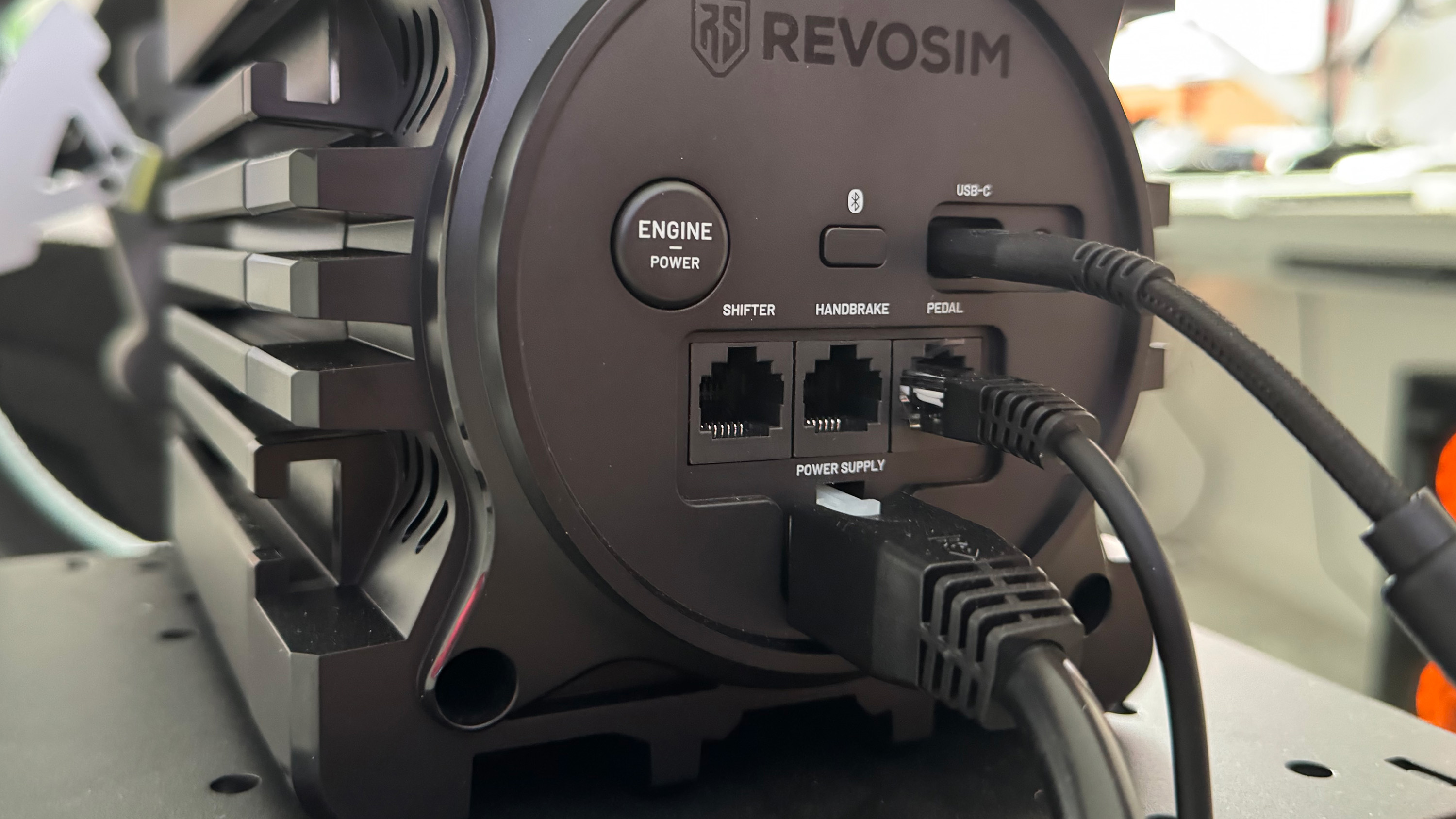 The connectvitiy of the wheel base on the back of the Nacon Revosim RS Pure bundle