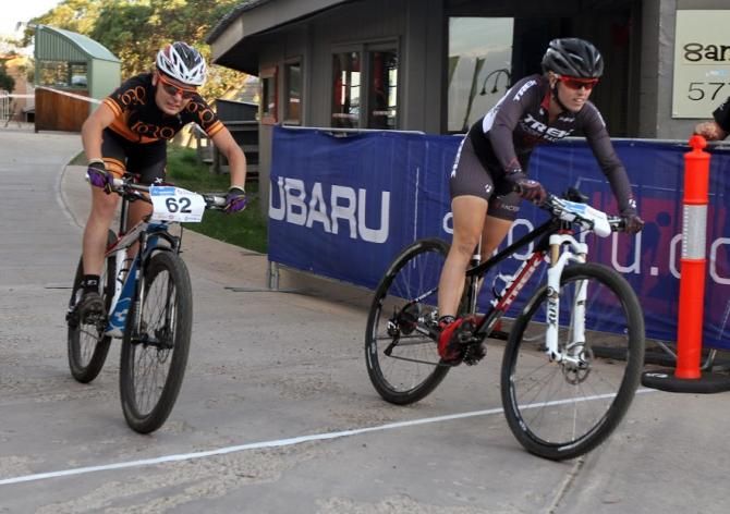 Emily Parkes (L) and Bec Henderson (R) in the final of the elite women's eliminator