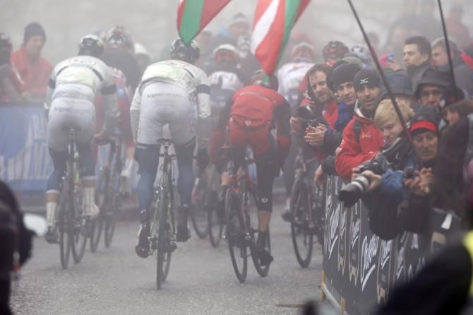 The peloton climb the slopes of the Jafferau