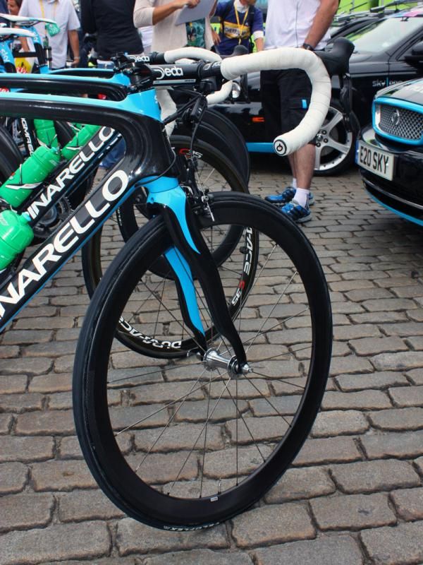 Like HTC-Columbia, Sky doesn't limit itself to one manufacturer's wheel offerings, preferring here to lace up Shimano hubs to rims of its own choosing - these look like HEDs to us.