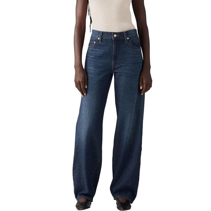 Levi's baggy jeans on model 