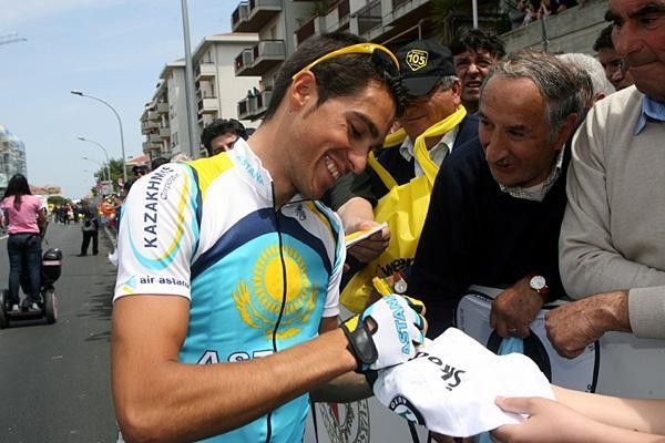 Alberto Contador (Astana) works for the fans.