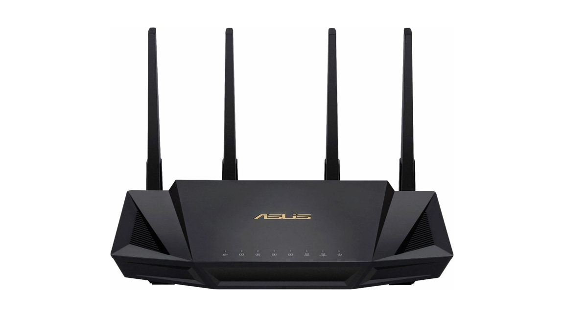 En Asus RT-AX58U med fire antenner - sort router, hvid baggrund