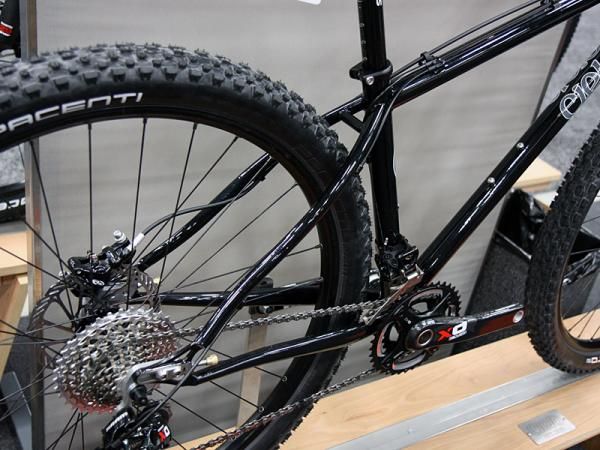 S-bend stays on the smallest two Cielo hardtail sizes provide more heel clearance.