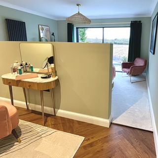 bedroom with partition wall and dressing table