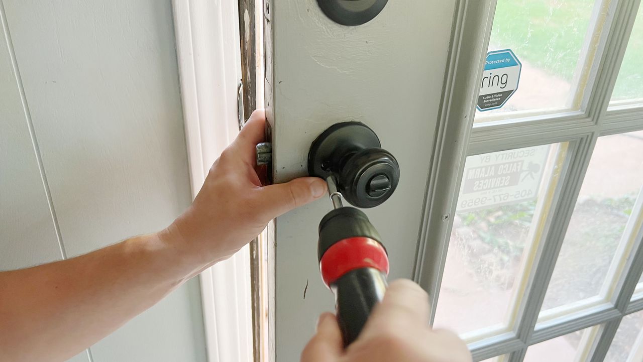 installing door knob