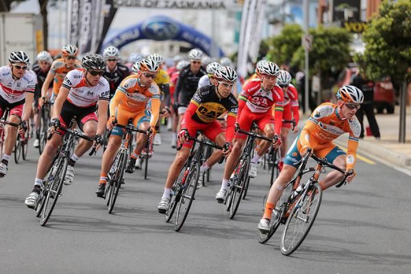 Genesy and Drapac marshal the front of the race during the Burnie criterium
