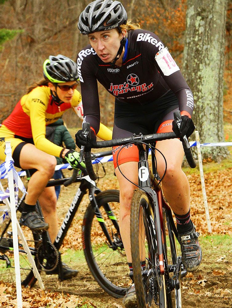 Kathleen Lysakowski (Joe&acirc;s Garage CX p/b BIKEREG) makes this an easy turn.