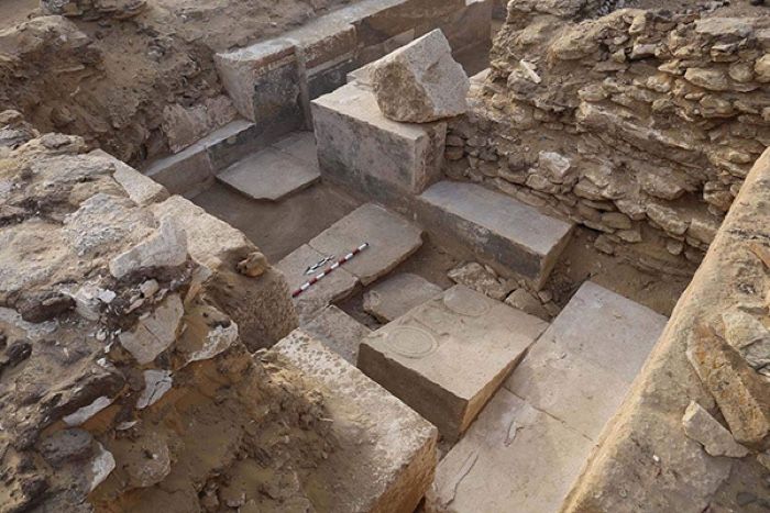 Remains of a chapel found by Khuwy&#039;s tomb had been heavily robbed by ancient stone robbers. Hieroglyphs found in the tomb indicate that Khuwy was a senior administrator who held a high rank in the court of pharaoh Djedkare Isesi.