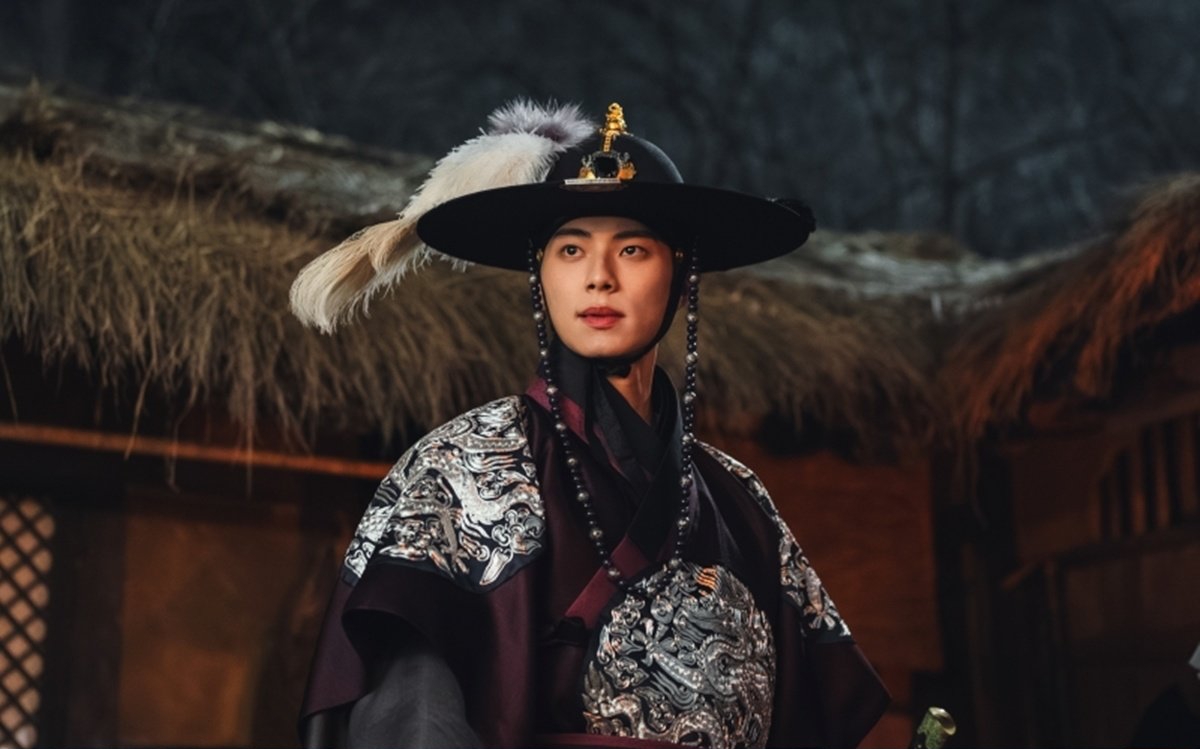 A man (Lee Chae-min) wears a Joseon-era royal traveling outfit, with a feathered hat and tassel, in &#039;Bon Appetit, Your Majesty.&#039;