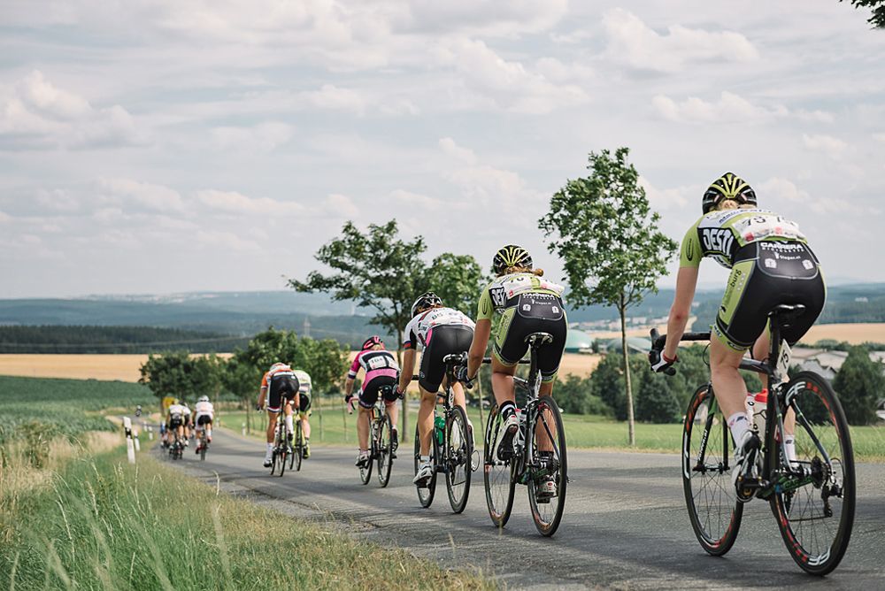 The field was strung out on the descent