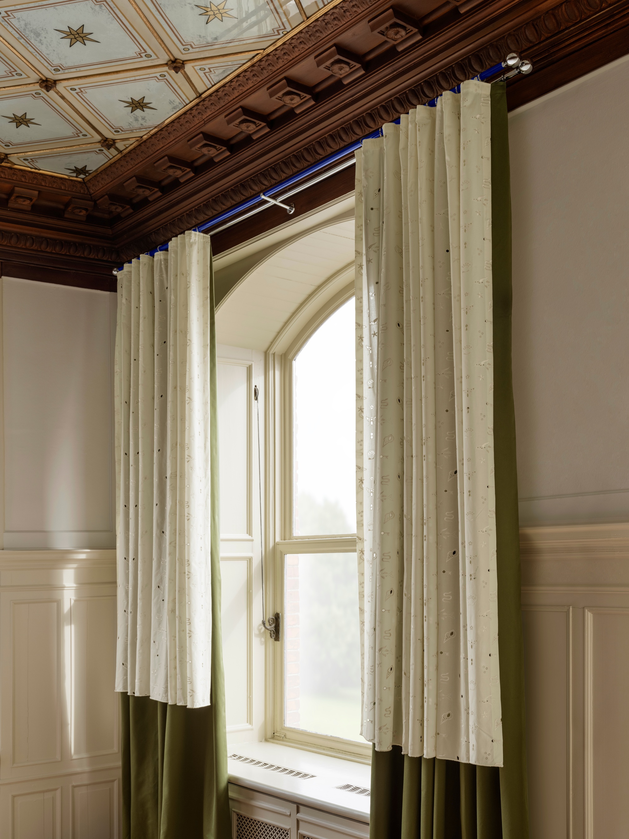 A double curtain rod in blue and chrome