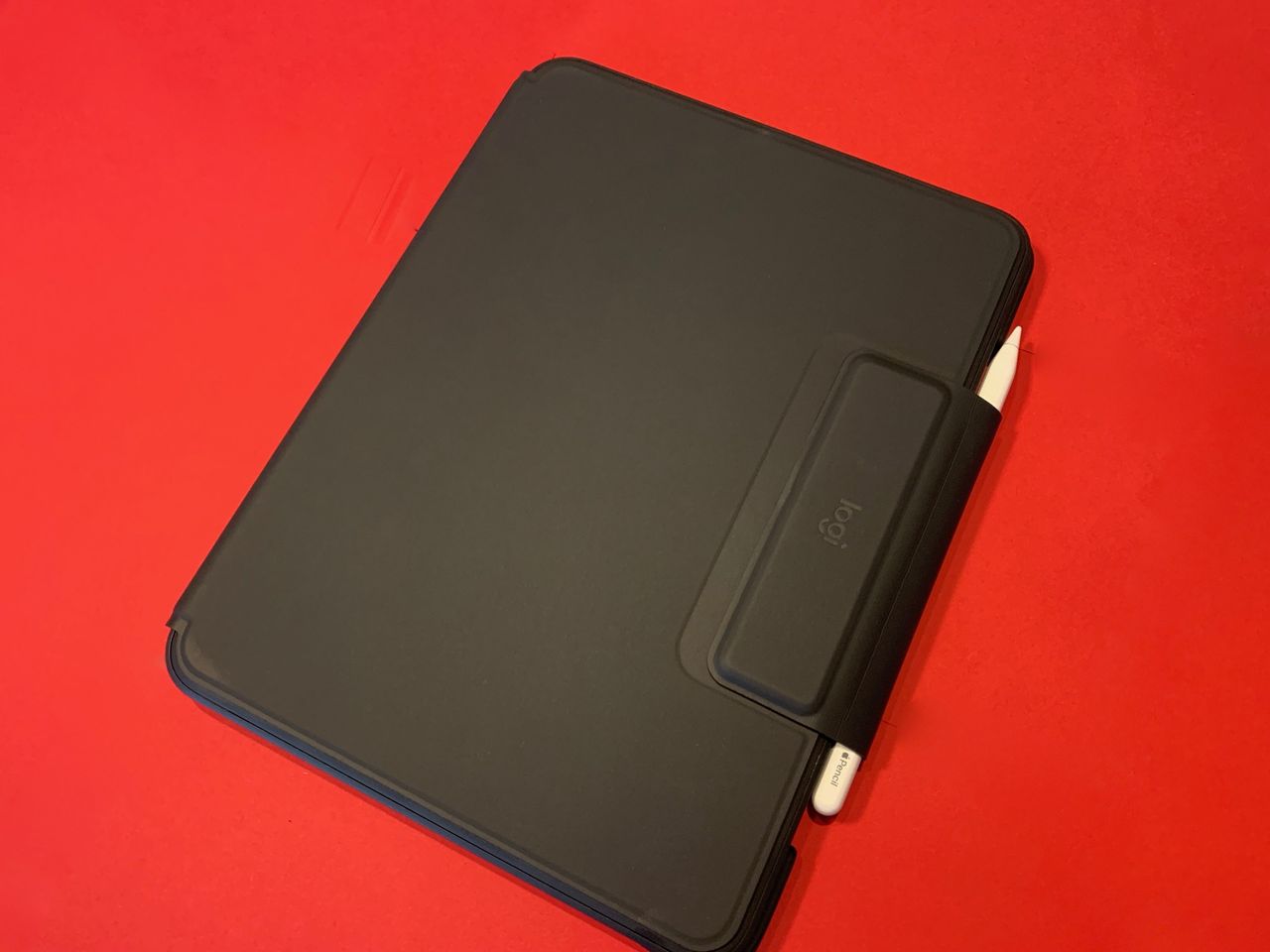 Logitech Folio Slim Pro closed
