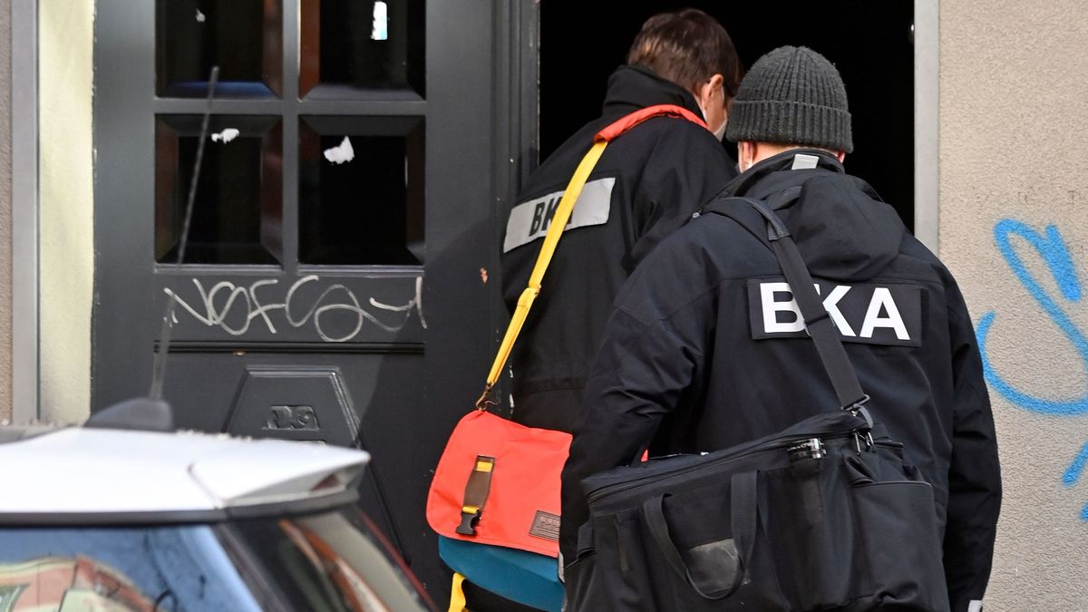 German BKA staff entering a building