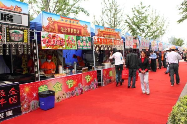 Food stalls along the outside of the start/finish straight