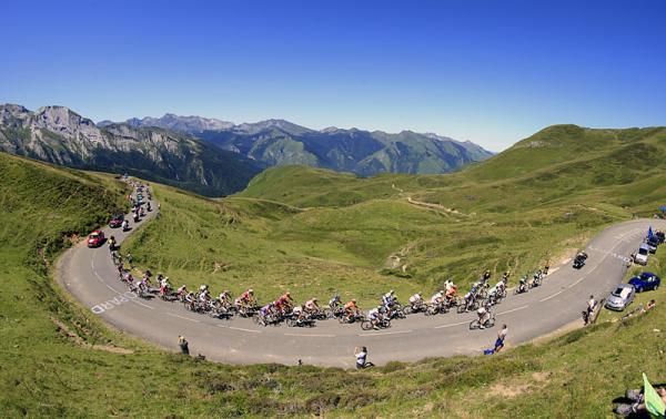 The early break was huge on stage 16, containing 38 riders.