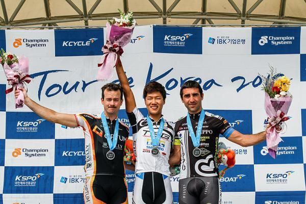 Stage 3 podium (l-r): Ken Hanson (Team Optum p/b Kelly Benefit Strategies), Chan Jae Jang (Terengganu Cycling Team) and Maximiliano Richeze (Team Nippo)
