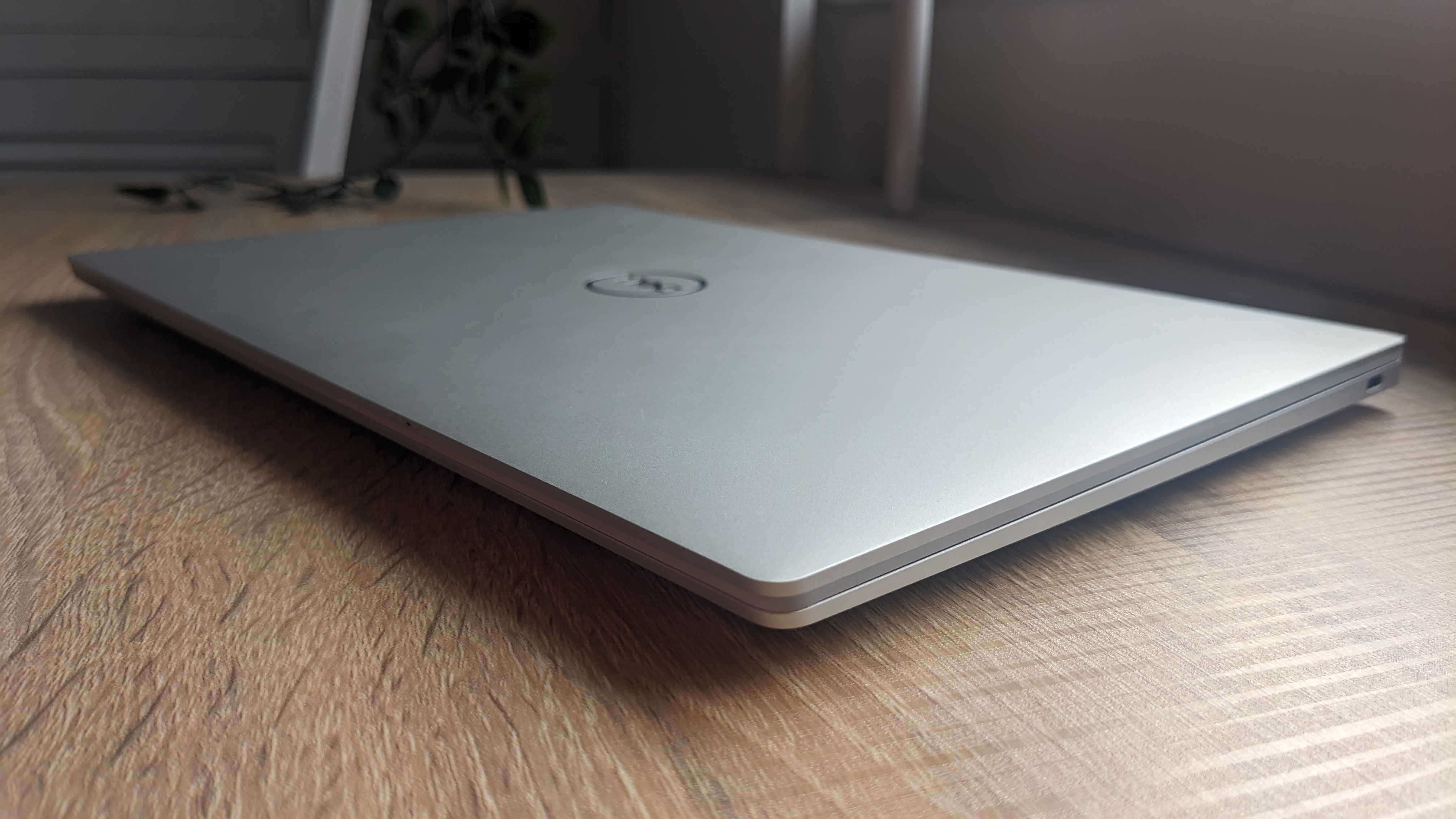 Dell XPS 13 Plus روی میز چوبی عکس گرفته شده است