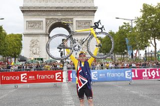 24 July 2011 98th Tour de France Stage 21 : Creteil - Paris Champs-Elysees EVANS Cadel (AUS) BMC, Maillot Jaune, at the Arc de Triomphe Photo : Yuzuru SUNADA