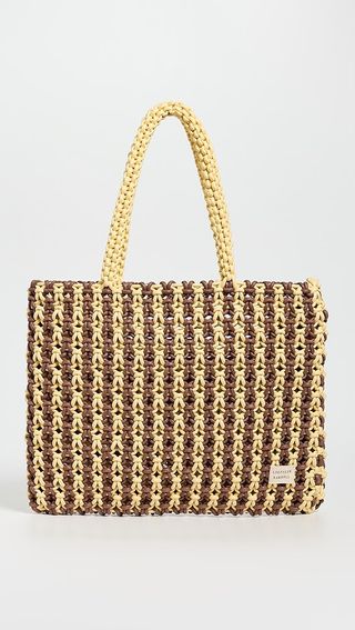 Uc9gxyKXRCghoM69AxqLYM-320-80 تشارك كارولين ماجواير اتجاهات الصيف التي رصدتها في باريس